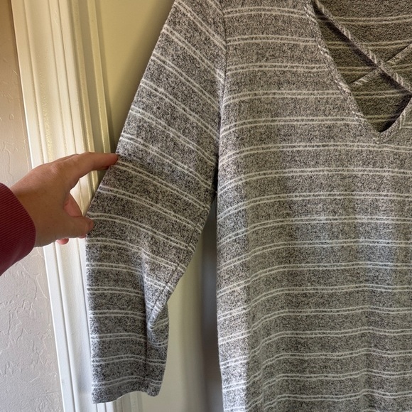 Emory Park Gray Striped V-Neck Top / A63 - Picture 3 of 4